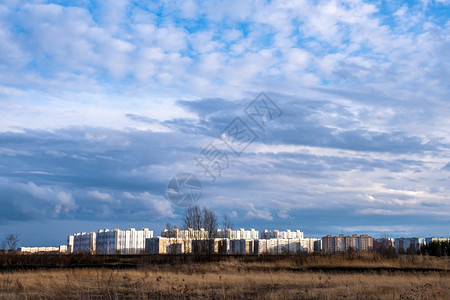 伊凡诺沃市苏哈夫卡微小区高楼在日落的光线下有美丽的乌云天空树木城市微区图片