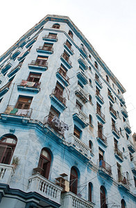 中央阳台古巴哈瓦那的一栋蓝色公寓楼房屋图片