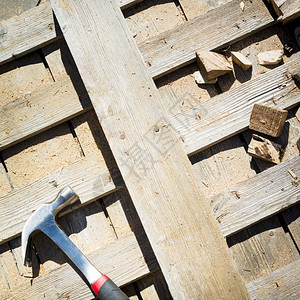 建筑工地的木材外切锯和工具末桌子肮脏的图片
