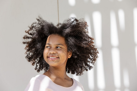 非洲裔美籍卷发女郎的肖像她笑着快乐地微种族的美国人黑色图片