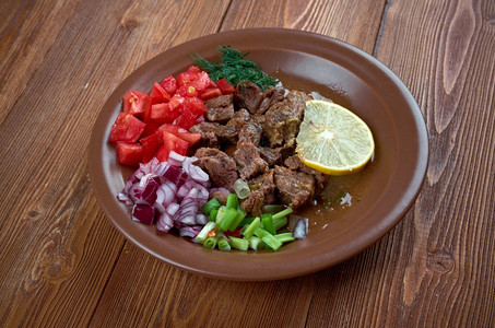 一种食物Shahanful简化为ful是厄立特里亚埃塞俄比苏丹及该地区常见的菜盘配有切开的绿洋葱番茄西红柿满图片