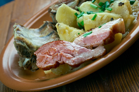 出去传统的图法耶比利时南部传统菜由土豆熏猪肉培根制成穆努德图片