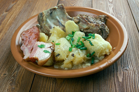 美食图法耶比利时南部传统菜由土豆熏猪肉培根制成穆努德出去图片