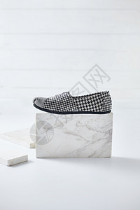 时髦的白色现代背景鞋形圆柱图片