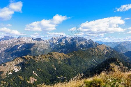 山峰和蓝天白云图片