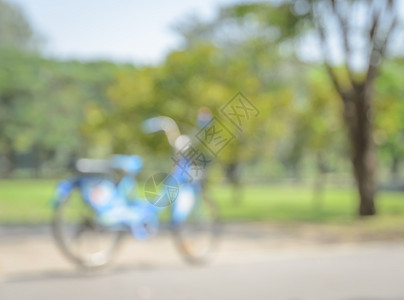 绿色公园的蓝自行车背景模糊闲暇散焦活动背景图片
