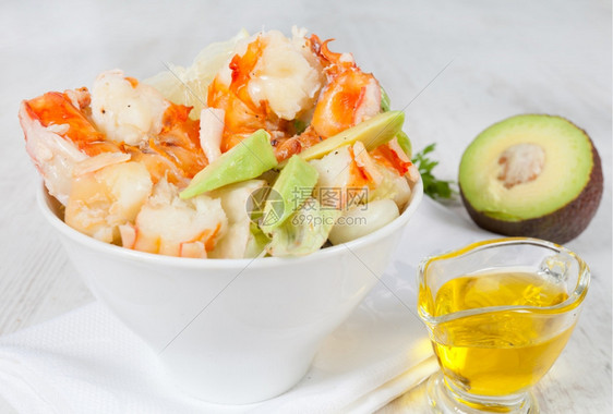 食物亚洲人混合新鲜健康的虾沙拉配有鳄梨果图片