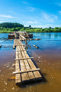 俄罗斯Kostroma州Sunny夏季日Mihajlovicha村Vetluga河上的渡轮船天运输图片