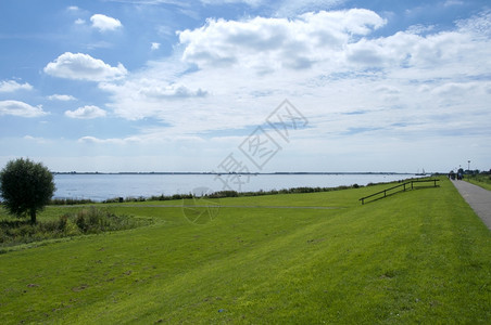 荷兰蓝天白云湖泊草坪风光图片