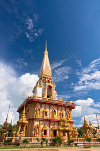 华丽的查龙传统泰国WatChalong寺佛教徒区图片
