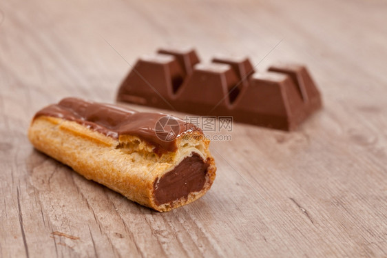 香炸奶酪卷木制的卡路里背景的甜巧克力糕饼图片