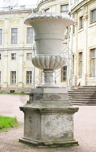 白色的宫殿院内雕像祭台上花瓶座装饰图片