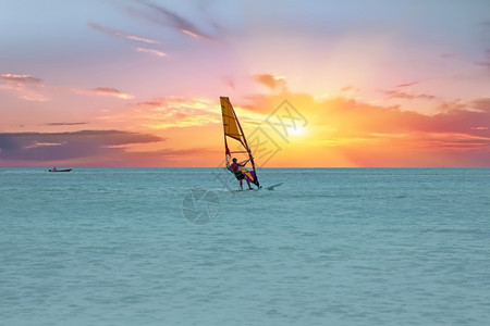 水黄昏在美丽的夕阳下加勒比海上阿鲁巴岛的风景偏僻户外图片