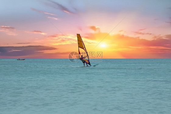 水黄昏在美丽的夕阳下加勒比海上阿鲁巴岛的风景偏僻户外图片