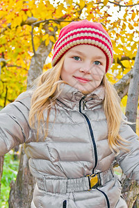 秋天可爱女孩的照片坐在树上积极的蓝色女学生图片