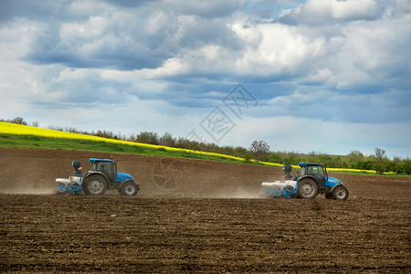 生产利用拖拉机田地耕作季节农场图片
