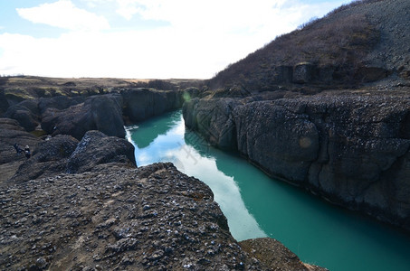 冰岛风景岩石川巨型层有一条河流穿过它们图片