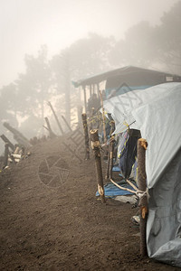 美国厚的在危地马拉阿卡特南戈火山顶峰附近在浓云和雾中连排扎帐篷踪迹图片