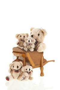 木头古老的经典轮车满填充的毛绒熊被白色背景隔绝玩具木制的图片