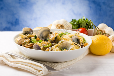 香菜照片美味的意大利面蓝背景前有蛤一种食物图片