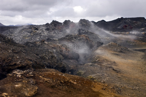 热的地喀拉夫系统中活跃的火山裂缝周围环绕着1984年喷发的热岩浆烟图片