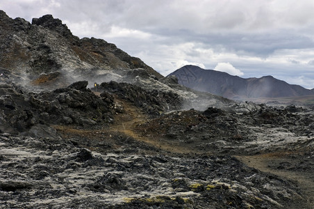 包围积极的蒸汽喀拉夫系统中活跃的火山裂缝周围环绕着1984年喷发的热岩浆图片