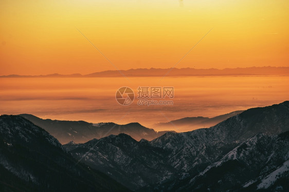 意大利的波谷和阿彭尼山脉从隆巴底峰观测到亚平宁景云图片