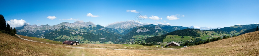 阿尔卑斯山间的美丽全景图片