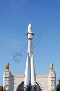 VDNKh苏联国民经济成就展览会空间馆前的苏维埃火箭Vostok俄罗斯莫科宇宙夏天勘探图片