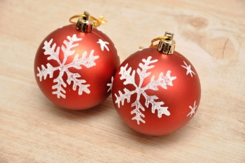 球红圣诞面包团银星在木头上被隔绝假期喜庆的图片