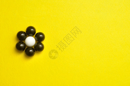 现代的白色和黑球以黄背景孤立的花朵形状包装成白蛋和黑色的包装好图片