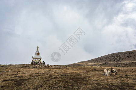 美丽的被雪覆盖的山川和山底的寺庙图片