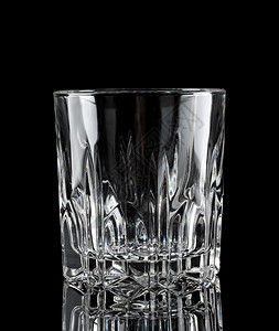 垂直的高脚杯黑色背景上面相清晰的空玻璃杯图片