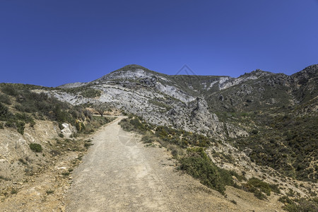 山上的道路和蓝天图片