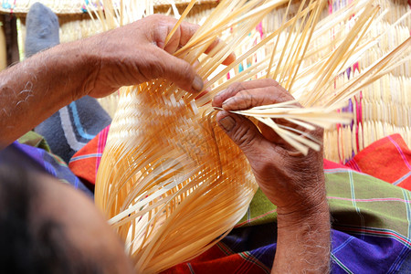村民拿竹篾编织篮子文化工艺背景图片