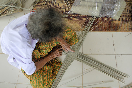 手工制作的村民拿竹篾编织篮子泰国乡村的图片