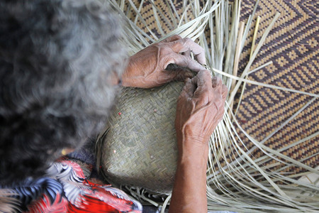 村民拿竹篾编织篮子木制的条纹图片