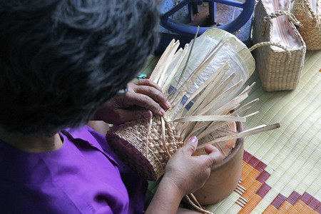 手村民拿竹篾编织篮子传统的柳条图片