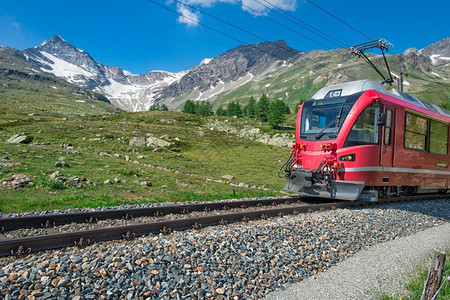 红色的列车前往阿尔卑斯山教科文组织风景优美图片