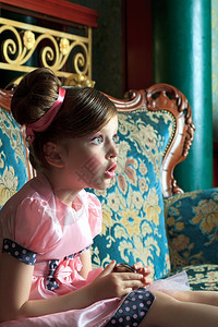 宝石复古风格惊讶的女孩坐在她眼睛中张开嘴大的坐着镜子图片