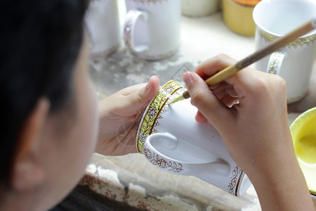 传统泰国五色著名瓷器BenjaroongStatewarware一种绘画在职的图片
