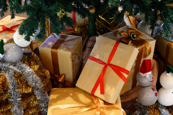 圣诞树下面一堆礼物盒图片