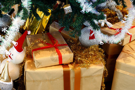 圣诞树下面一堆礼物盒图片