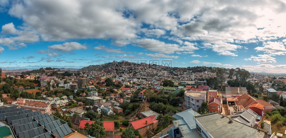 非洲城市的家马达加斯首都塔那利佛Tanatanarivo许多山丘之一的拥挤房屋景象图片