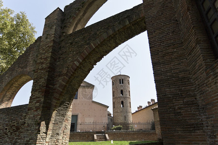 历史的古老马焦雷意大利拉文纳圣玛丽亚马吉奥雷教堂9世纪贝尔塔BellTower背景图片