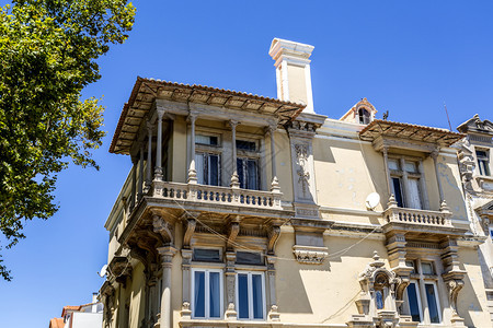 利基市场柱子20世纪初在葡萄牙海边城镇卡斯凯建造的古典夏季新建筑于葡萄牙卡斯凯烟囱图片