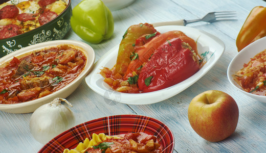 塞满美食匈牙利烹饪传统各种菜类顶视图等盘子图片
