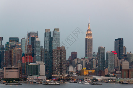 目的地天际线夜晚曼哈顿天与拥挤的摩大楼视图图片