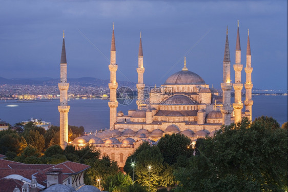 伊斯坦布尔深夜蓝色清真寺的高视景城市观卡米图片