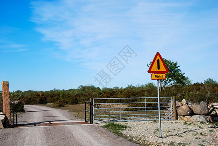 路标为了牌志警告来自瑞典群岛的公路上铁线蓝色图片